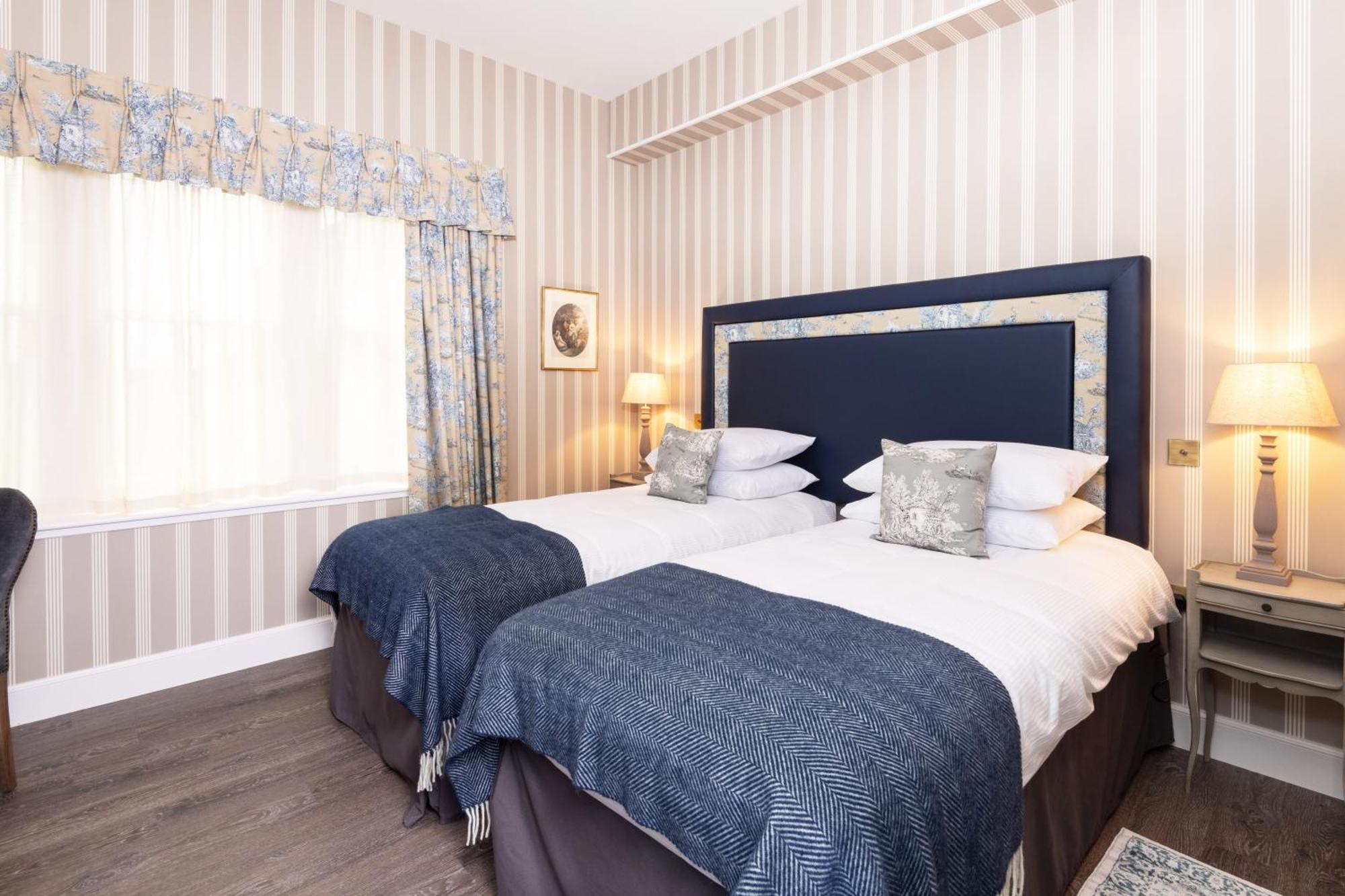 Meikleour Arms Hotel & Restaurant Экстерьер фото